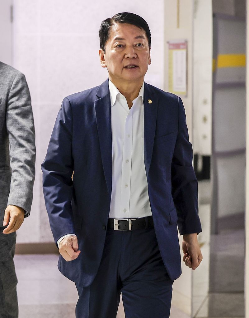 [서울=뉴시스] 정병혁 기자 = 안철수 국민의힘 의원이 22일 서울 여의도 국회 의원회관에서 정점식 국민의힘 원내대표와 외통위원장 관련 논의를 하기 위해 의원실로 향하고 있다.이날 방문은 정점식 원내대표가 안철수 의원실을 찾았다가 전화통화로 대신해 취소됐다. 2026.07.22. jhope@newsis.com