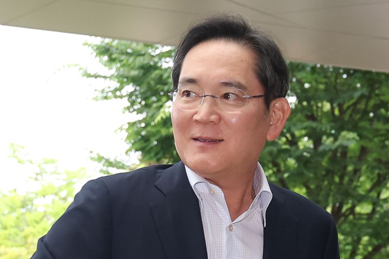 이재용 삼성전자 회장이 7일 서울 강서구 김포비지니스항공센터에 도착, '억만장자들의 여름 캠프'로 불리는 미국 선밸리 콘퍼런스 참석을 위해 이동하고 있다. 2026.7.7 ⓒ 뉴스1 안은나 기자