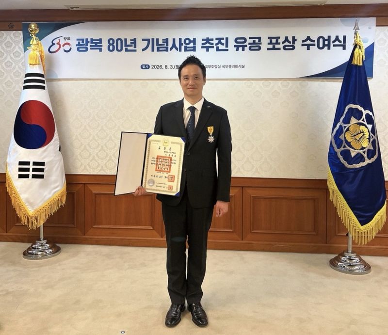 홍관홍 제주개발공사 과장이 기념촬영을 하고 있는 모습.(제주개발공사 제공)