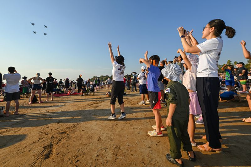 지난달 30일 호주 다윈 민딜비치(Mindil Beach)에서 '2026 피치블랙(Pitch Black)'의 성공적인 개최를 기원하는 참가국 항공기들의 축하비행이 실시됐다. 축하비행에는 13개국 40여 대의 항공기가 참가했으며, 호주 다윈 지역주민, 각국 교민 등이 관람했다. 민딜비치를 찾은 호주 교민 가족이 대한민국 공군 KF-16 편대의 축하비행이 시작되자 환호하고 있다. 공군 제공