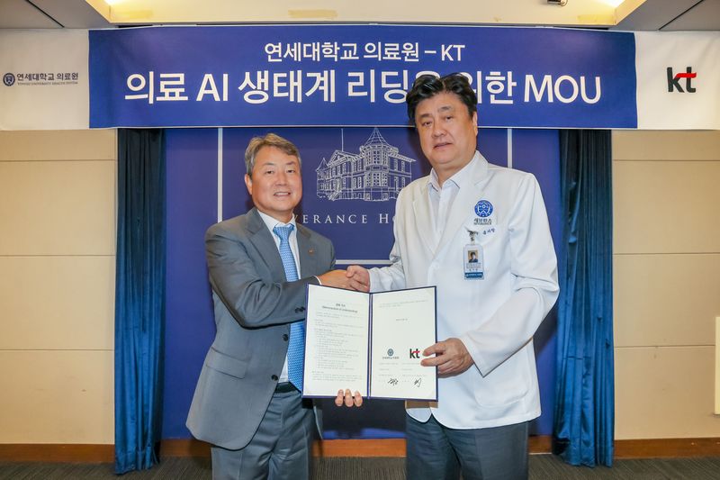 KT 엔터프라이즈부문장 김봉균 부사장(왼쪽)과 금기창 연세의료원장(오른쪽)이 4일 서울 서대문구 연세의료원에서 의료 데이터 활용 기반을 강화하기 위한 업무협약을 체결하고 기념 촬영을 하고 있다. KT 제공