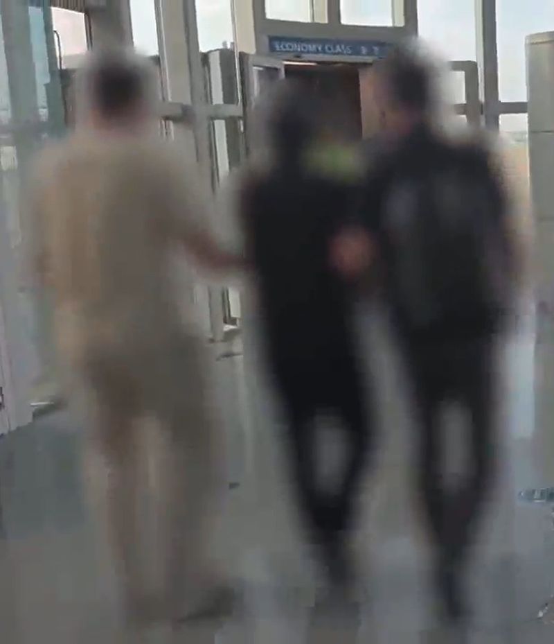 [수원=뉴시스] 29년 전 중국에서 강도살인 범죄를 저지르고 한국으로 넘어와 불법체류하며 도피하던 중국인이 검거 후 강제 송환되는 모습. (사진=경기남부경찰청 제공) 2026.8.4. photo@newsis.com *재판매 및 DB 금지