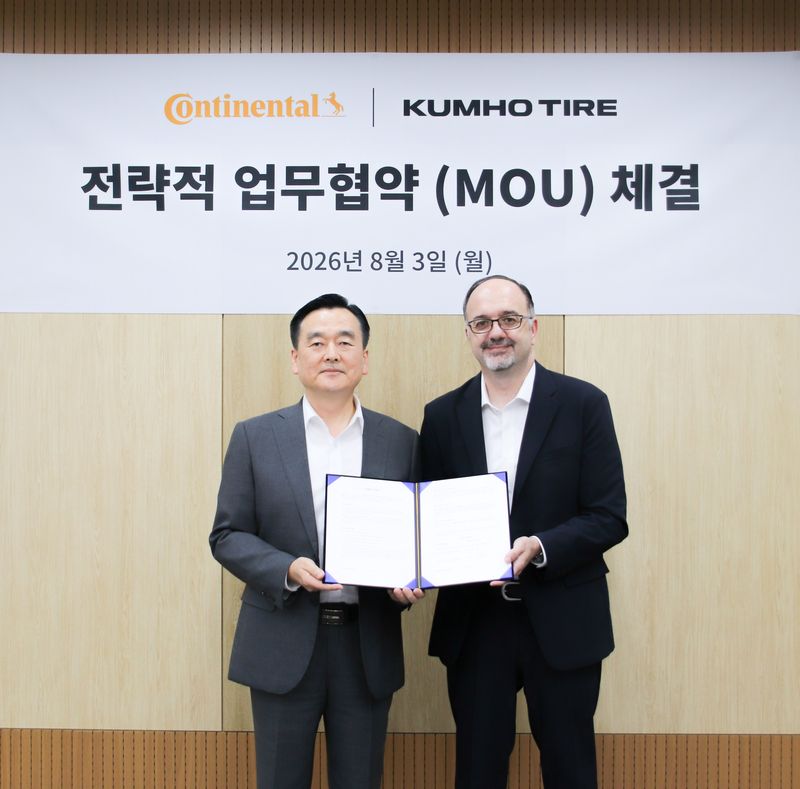 김성 금호타이어 한국영업부문 상무와 니코 키리아조폴로스 콘티넨탈타이어 코리아 교체타이어 부문 대표가 업무협약을 체결하며 기념 사진 촬영을 하고 있다(금호타이어 제공)