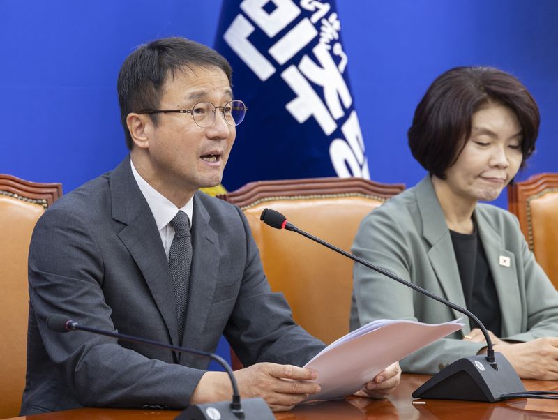한병도 더불어민주당 대표 직무대행 겸 원내대표가 4일 국회에서 열린 원내대책회의에서 발언하고 있다. 연합뉴스