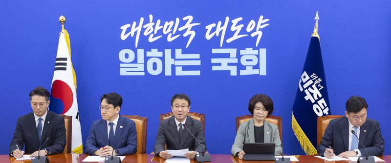 더불어민주당 한병도 당 대표 직무대행 겸 원내대표가 4일 국회에서 열린 원내대책회의에서 정부가 발표한 2026 세제 개편안과 관련해 발언하고 있다. 연합뉴스