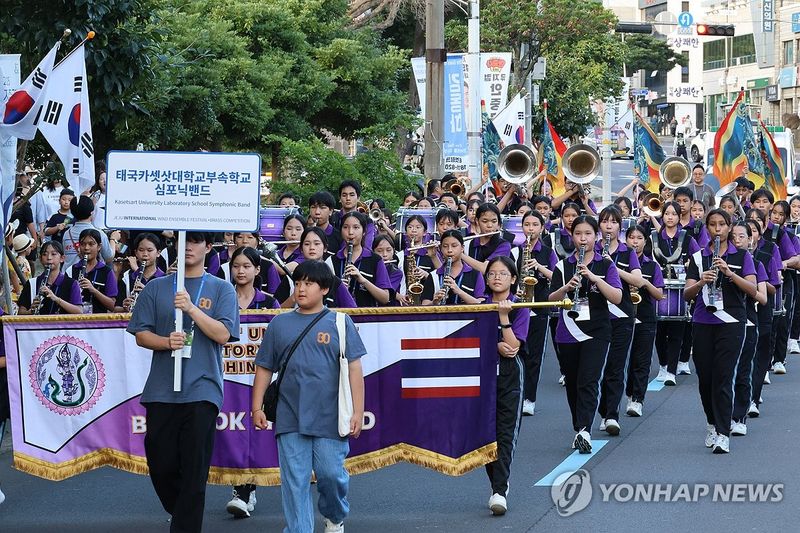 지난해 제주국제관악제 시가 퍼레이드. 제주국제관악제조직위원회가 15일 우천에 따라 시가퍼레이드 취소와 마중물 콘서트·경축음악회 일정 변경했다. /사진=연합뉴스
