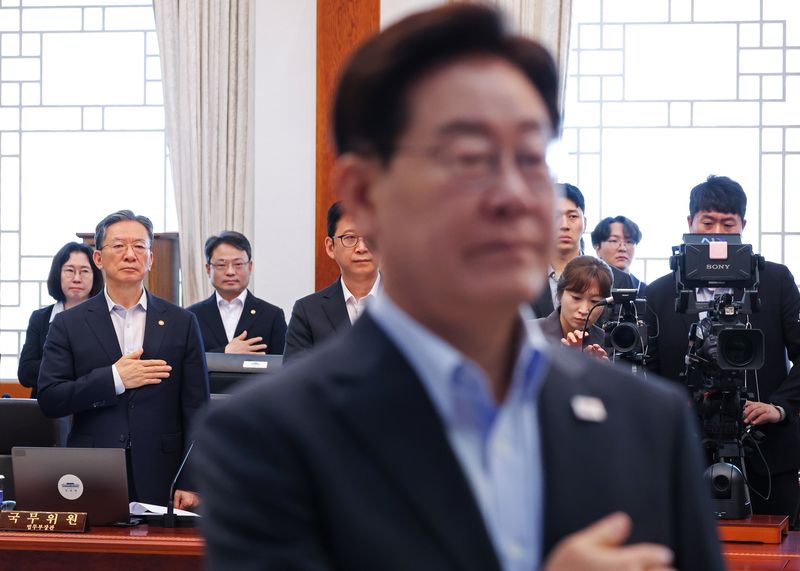 이재명 대통령과 정성호 법무부 장관이 지난 4일 청와대에서 열린 국무회의에서 국민의례를 하고 있다. 청와대통신사진기자단