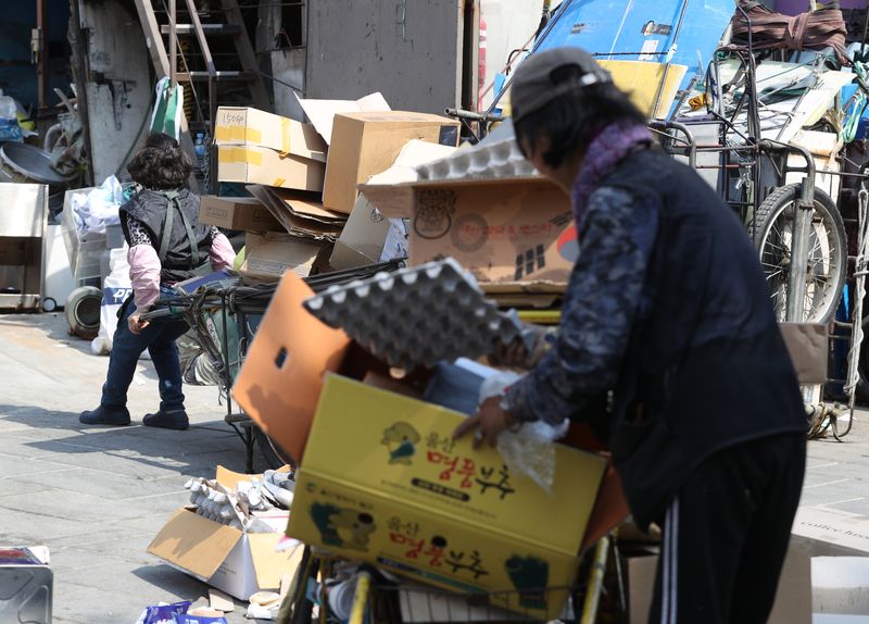 서울의 한 고물상으로 한 노인이 폐지 리어카를 끌고 가고 있다. 2023.4.3 ⓒ 뉴스1 신웅수 기자
