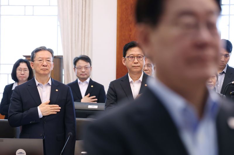 정성호 법무부 장관이 4일 청와대에서 열린 국무회의에서 국민의례를 하고 있다. 뉴시스