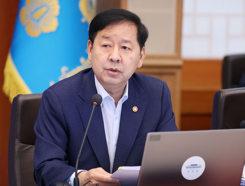 구윤철 경제부총리 겸 재정경제부 장관이 4일 청와대에서 열린 국무회의에서 업무보고를 하고 있다. 뉴시스