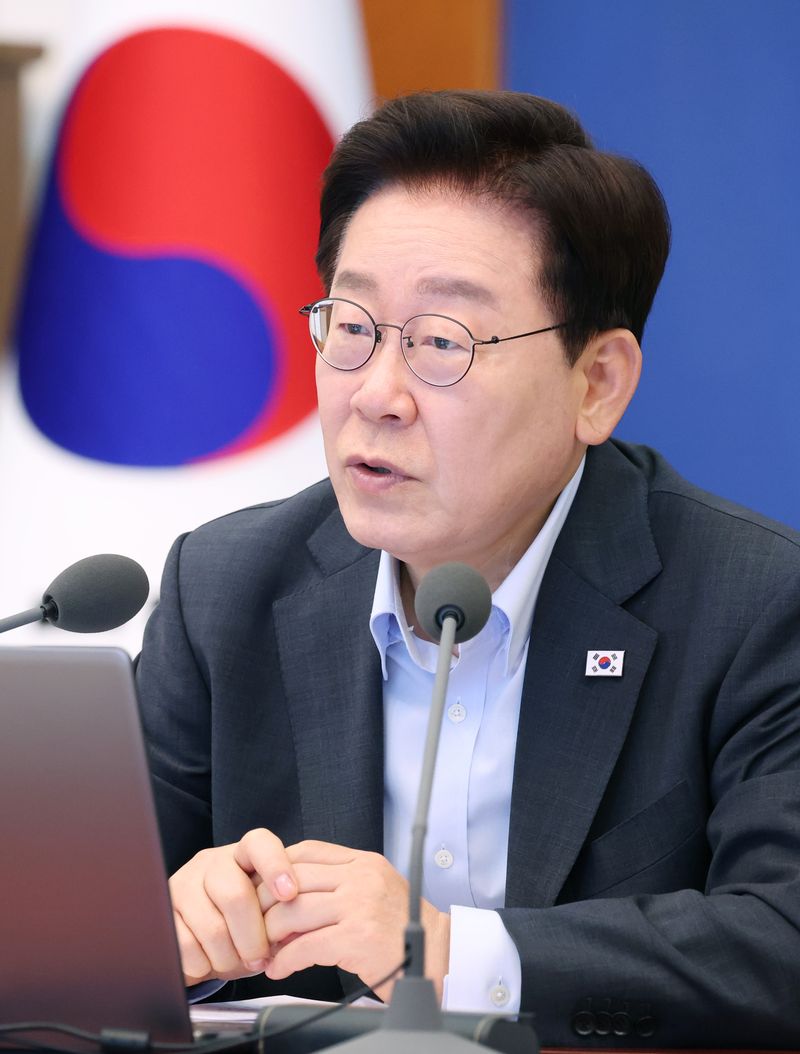 이재명 대통령이 4일 청와대에서 열린 국무회의에서 발언을 하고 있다. 뉴시스