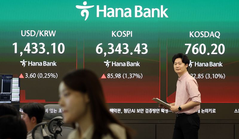 코스피가 전 거래일 대비 93.93p(1.50%) 오른 6351.38에 출발한 4일 오전 서울 중구 하나은행 딜링룸 전광판에 지수가 표시되고 있다. 뉴시스
