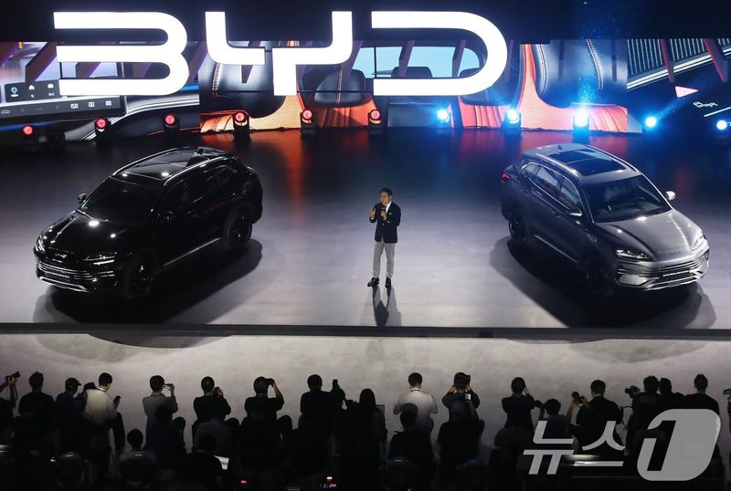 2026 부산모빌리티쇼에서 BYD코리아가 플러그인 하이브리드 모델 BYD '씨라이언 6 DM-i을 공개하고 있다.ⓒ 뉴스1 윤일지 기자