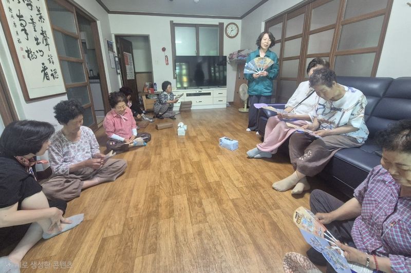 [밀양=뉴시스] 강숙희 노인장애인과장이 경로당을 방문해 어르신들에게 폭염 대응 행동요령을 설명하고 있다. (사진=밀양시 제공) 2026.08.04. photo@newsis.com *재판매 및 DB 금지