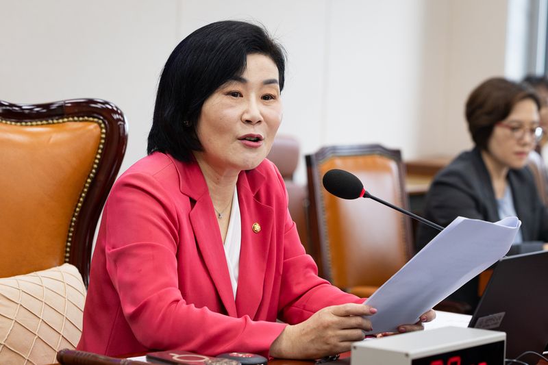 (서울=뉴스1) 유승관 기자 = 김희정 국회 교육위원장이 4일 서울 여의도 국회에서 열린 제438회 국회(임시회) 교육위원회 제1차 전체회의에서 인사말을 하고 있다. 2026.8.4/뉴스1 /사진=뉴스1화상