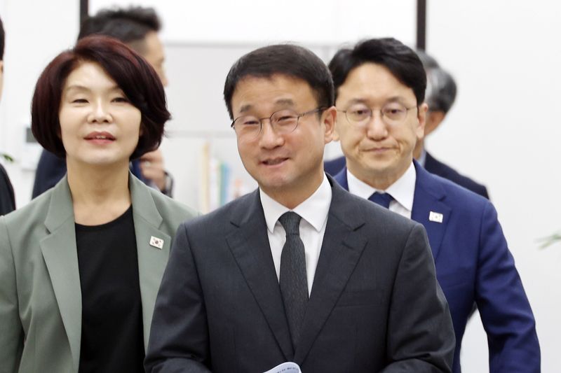 더불어민주당 한병도 당 대표 직무대행 겸 원내대표가 4일 국회에서 열린 원내대책회의에 참석하고 있다. 사진=서동일 기자
