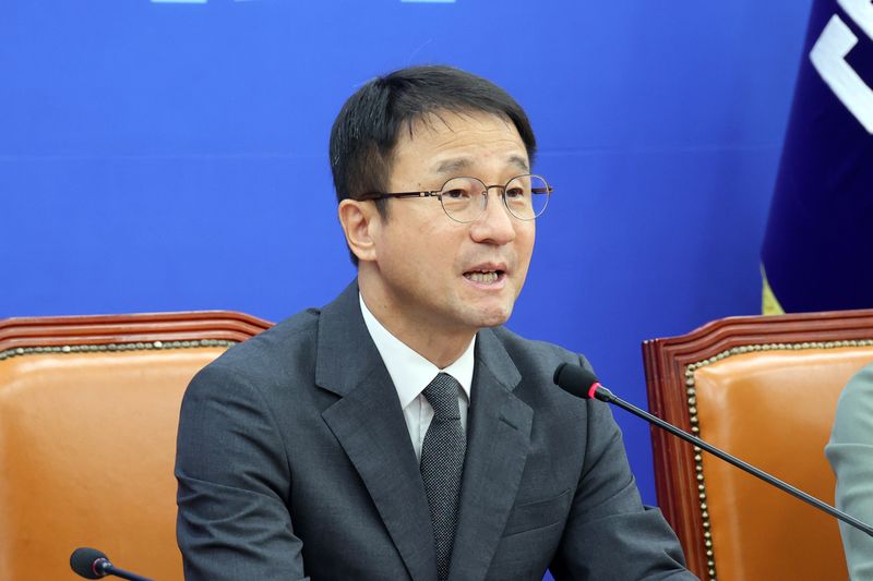 더불어민주당 한병도 당 대표 직무대행 겸 원내대표가 4일 국회에서 열린 원내대책회의에서 발언하고 있다. 사진=서동일 기자