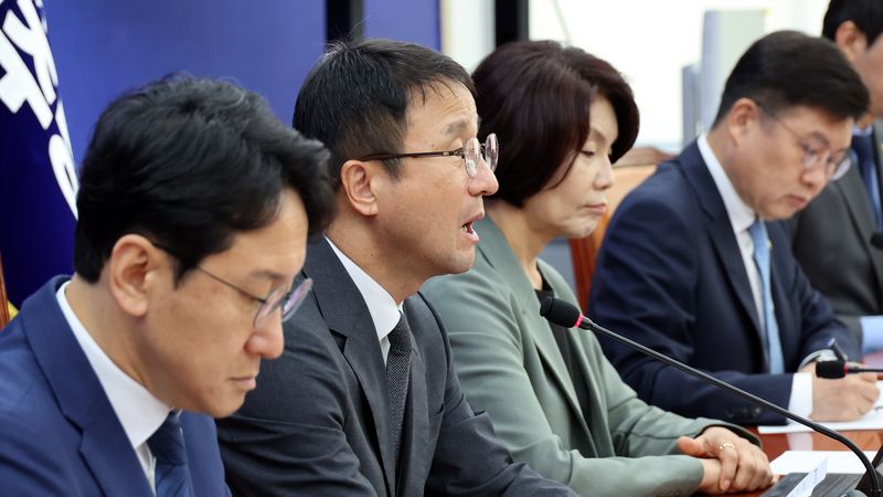더불어민주당 한병도 당 대표 직무대행 겸 원내대표가 4일 국회에서 열린 원내대책회의에서 발언하고 있다. 사진=서동일 기자