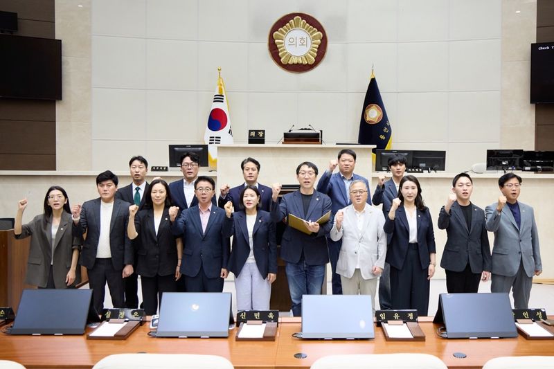용인시의회 국민의힘 의원들이 성명서를 발표하고 있다. 김한울 시의원 제공