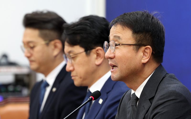 한병도 더불어민주당 대표 직무대행 겸 원내대표가 4일 서울 여의도 국회에서 열린 원내대책회의에서 발언하고 있다. 뉴시스