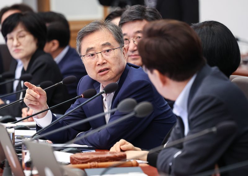 조현 외교부 장관이 자넌 4일 청와대에서 열린 국무회의에서 발언을 하고 있다. 청와대통신사진기자단