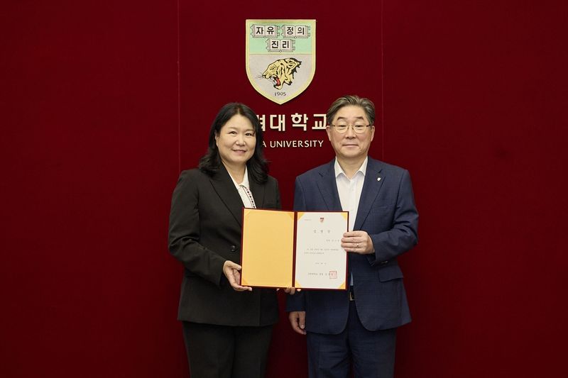 3일 오후 2시 고려대 서울 성북구 본관 총장실에서 열린 임명식에서 김수녕 고려대 양궁부 초대 감독과 김동원 고려대 총장이 기념 촬영을 하고 있다.