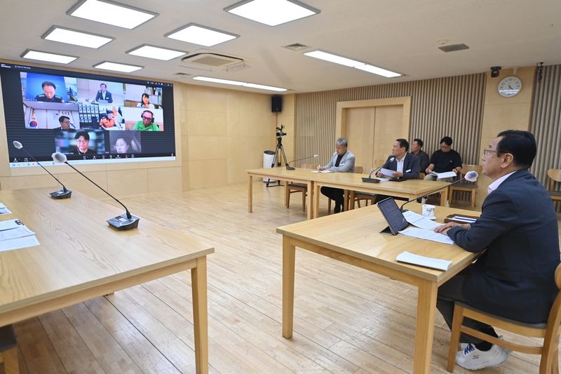 지난 3일 오후 하남시청 상황실에서 이현재 시장(가운데)을 비롯해 하남경찰서, 하남소방서, 광주하남교육지원청 등 유관기관장과 시민 대표들이 '실시간 비대면 화상회의'에 참여해 다양한 의견을 나누고 있다. 하남시 제공