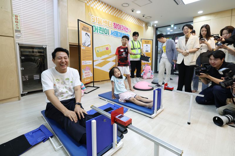 오세훈 서울시장이 4일 서울형 키즈카페 가족플라자점을 방문해 찾아가는 어린이 서울체력장에서 체력 측정을 하고 있다. 서울시 제공