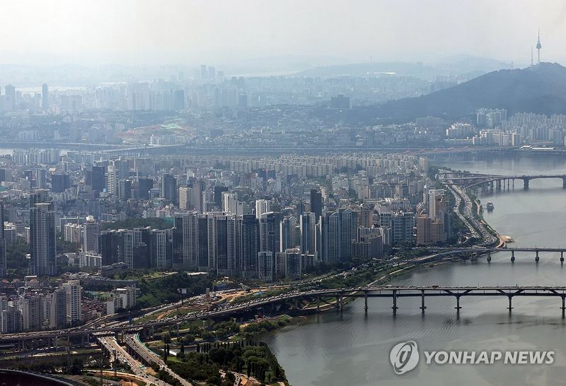 이 대통령, 순방 마치자마자 부동산 점검 (출처=연합뉴스)