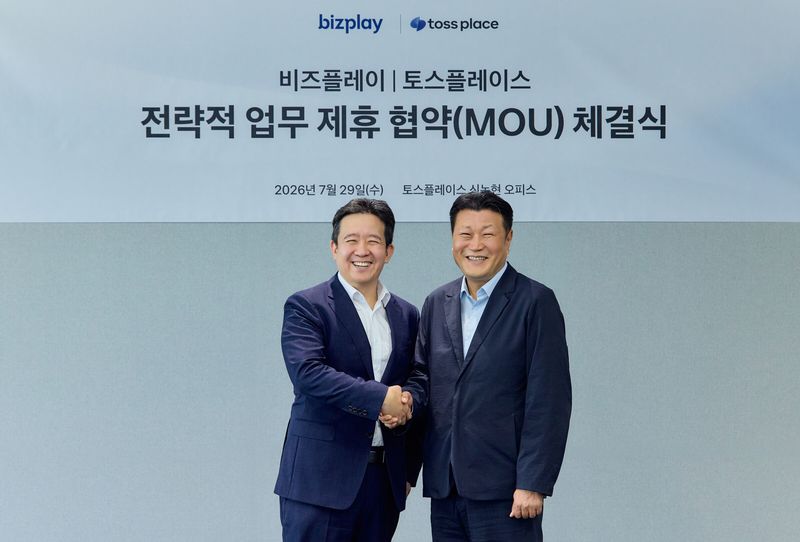 서울 강남구 토스 본사에서 열린 협약식에서 김정열 토스플레이스 부대표(오른쪽)와 정광련 비즈플레이 부사장이 기념촬영을 하고 있다. 토스 제공