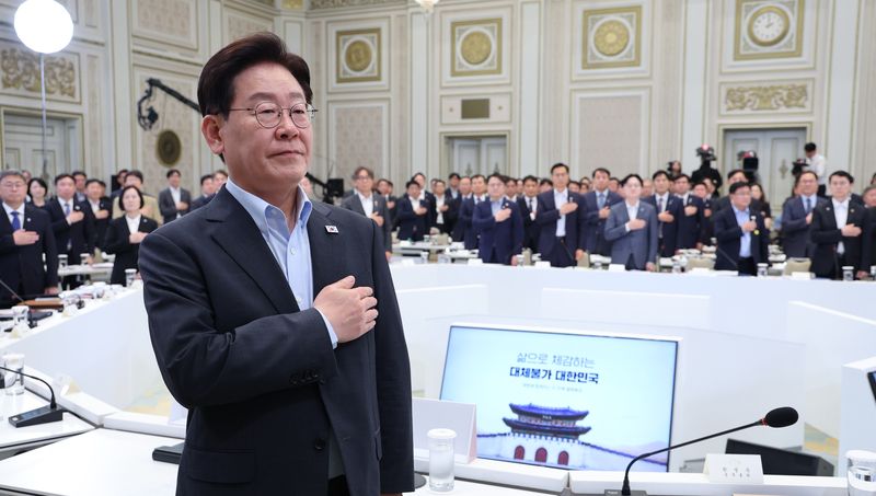 이재명 대통령이 4일 청와대 영빈관에서 열린 산업부·기후부·원안위 업무보고에서 국민의례를 하고 있다. 청와대통신사진기자단