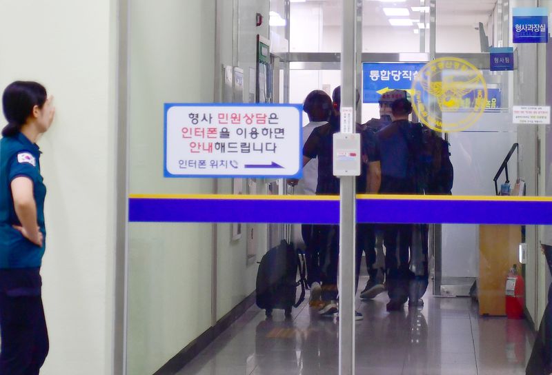 [전남광주=뉴시스] 양시원 기자 = 광주지검 수사관들이 7일 오전 광주 광산경찰서 형사과 등지에서 장윤기(23) 여고생 살인 사건의 부실 수사와 경찰 유착 의혹을 규명하기 위한 압수수색을 벌이고 있다. goodwrite97@newsis.com