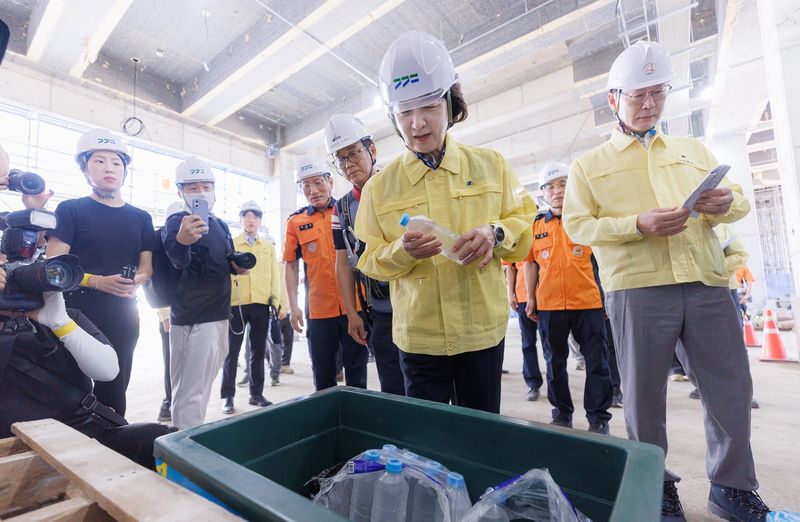 추미애 경기도지사가 지난 3일 화성특례시 화성동부소방서 신축 현장에서 현장소장으로부터 폭염대책 보고를 받고 있다. 경기도 제공.