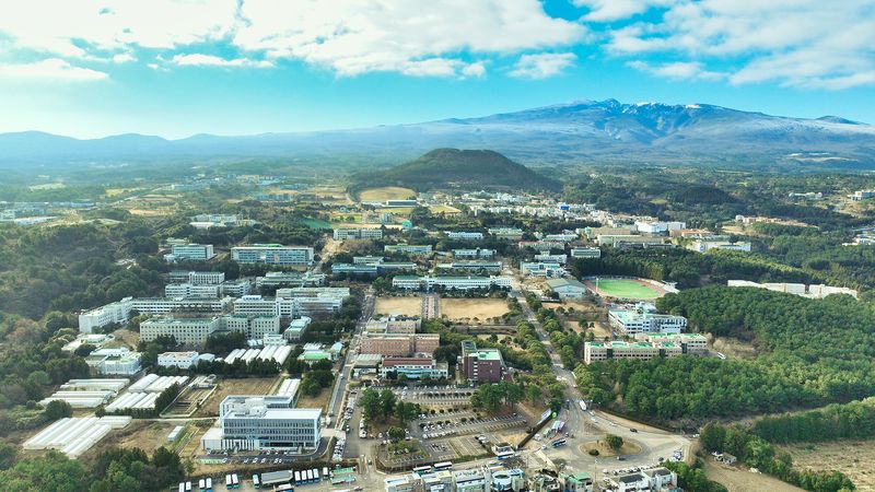 한라산을 배경으로 한 제주대학교 아라캠퍼스 전경. 제주대학교가 부총장 체제를 교학·연구혁신 중심으로 재편하고, 기획처 혁신부처장과 대학 직할 4·3학 연구소를 신설하는 행정조직 개편을 단행했다. /사진=제주대학교 제공