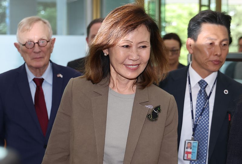 미셸 스틸 신임 주한미국대사가 4일 정부서울청사 외교부를 방문하고 있다. 이날 방문에는 스틸 대사의 남편 숀 스틸 변호사가 함께 했다. 연합뉴스