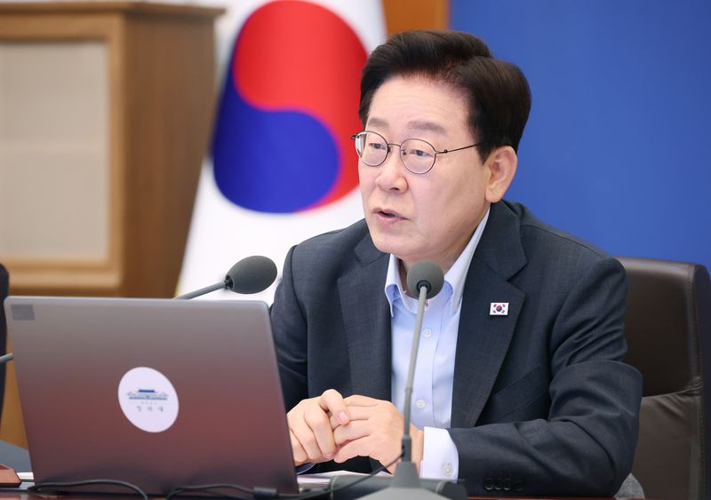 이재명 대통령이 4일 청와대에서 열린 국무회의에서 발언을 하고 있다. 뉴시스