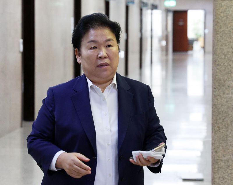 [서울=뉴시스] 고범준 기자 = 문정복 더불어민주당 최고위원이 14일 오전 서울 여의도 국회에서 열린 비공개 최고위원회의에 입장하고 있다. 2026.07.14. bjko@newsis.com
