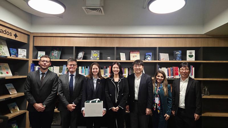 지난 7월 31일 (왼쪽부터) 구동현 전략기획 부문장, 김유원 네이버클라우드 대표, 네이버 최수연 대표이사가 칠레 정부 고위 관계자들과 미팅 후 기념사진을 촬영하고 있다. 네이버 제공