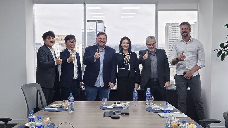 지난 7월 29일 (왼쪽부터) 최수연 대표이사, 네이버 구동현 전략기획 부문장, 네이버클라우드 김유원 대표가 스칼라 데이터 센터즈 경영진과 미팅 후 기념사진을 촬영하고 있다. 네이버 제공