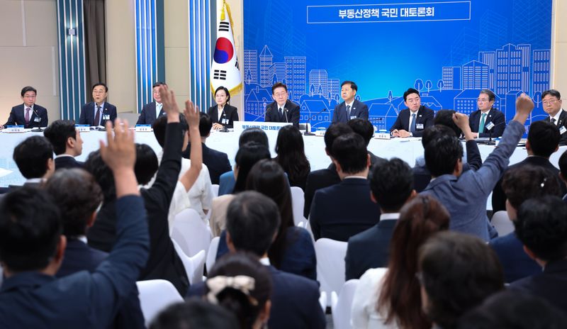 이재명 대통령이 23일 서울 여의도 KBS 별관에서 열린 부동산정책 국민 대토론회에서 발언권을 요청하는 참석자들을 바라보고 있다. 뉴스1