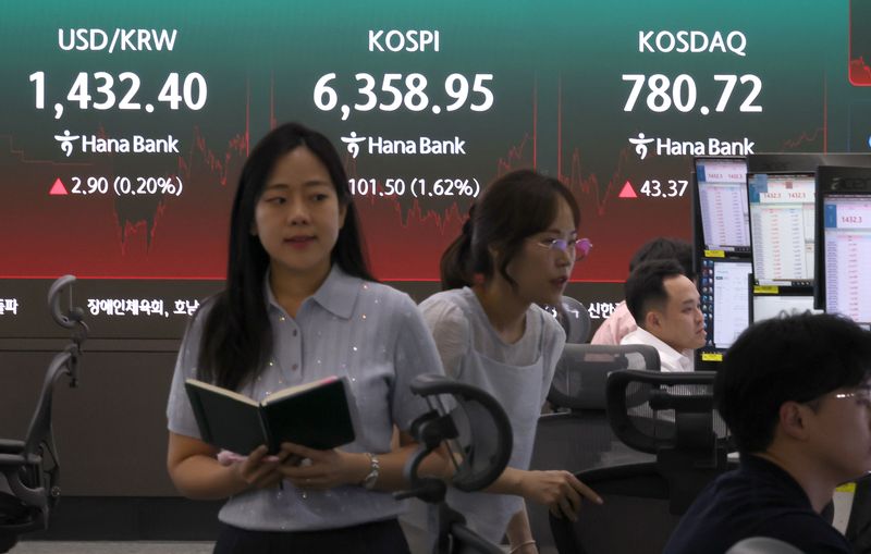 4일 서울 중구 하나은행 본점 딜링룸 전광판에 코스피, 코스닥지수가 표시돼있다. 이날 코스피는 전장보다 101.50p(1.62%) 오른 6358.95에 거래를 마쳤다. 코스닥지수는 전장보다 43.37p(5.88%) 상승한 780.72에 장을 마치며 3거래일 연속 상승세를 나타냈다. 연합뉴스