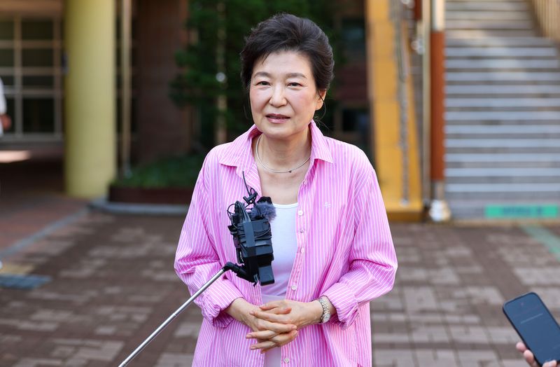 [대구=뉴시스] 이무열 기자 = 박근혜 전 대통령이 3일 오전 대구 달성군 비슬초등학교에 마련된 유가읍 제3투표소에서 투표를 마친 뒤 취재진 질문에 답하고 있다. lmy@newsis.com