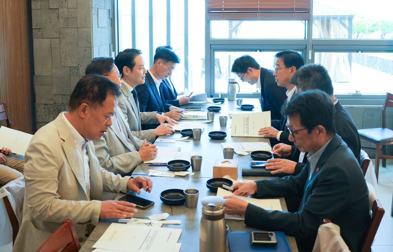 위성곤 제주도지사와 제주지역 김한규·문대림·김성범 국회의원 등이 4일 열린 당정협의회에서 2027년도 국비 확보와 제주지역 주요 현안을 논의하고 있다. 참석자들은 정례회의에서 기존 협의과제의 추진 상황도 지속적으로 점검하기로 했다. /사진=제주특별자치도 제공