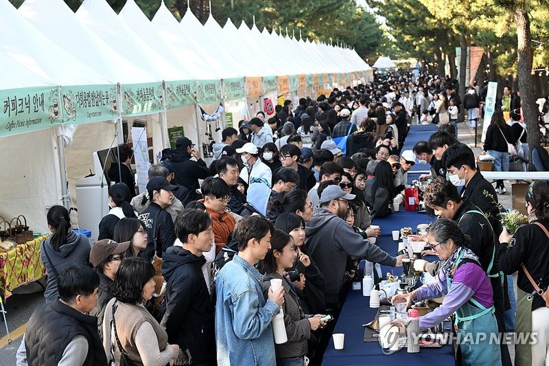 제18회 강릉커피축제가 오는 21일부터 25일까지 닷새간 강릉커피거리와 강릉시 일원에서 열린다. 연합뉴스)