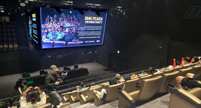 BNK금융그룹은 후원 중인 부산 연고 프로 e스포츠 구단 BNK FEARX의 LCK 정규시즌 3라운드 경기가 열린 지난 1일 'BNK 브랜드데이'를 열고 서울과 부산에서 다양한 고객 참여형 행사를 진행했다고 4일 밝혔다. BNK금융그룹 제공