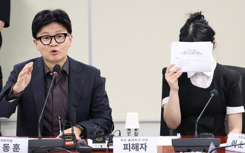 한동훈 무소속 의원이 4일 서울 여의도 국회 의원회관에서 열린 '보완수사 금지, 지옥문이 열렸다' 긴급 간담회에서 발언하고 있다. 오른쪽은 부산 돌려차기 사건의 피해자. 뉴시스
