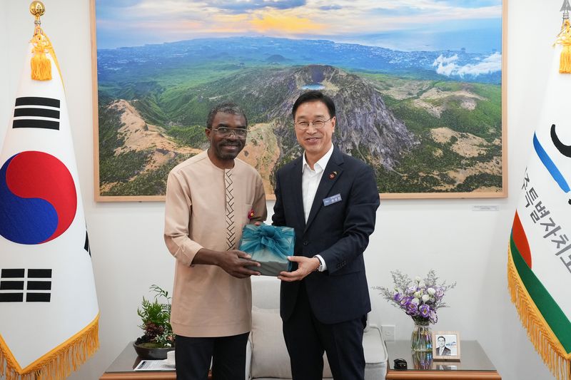 위성곤 제주도지사(오른쪽)가 3일 제주도청에서 라자르 엘룬두 아소모 유네스코 세계유산센터장을 만나 기념촬영하고 있다. 위 지사는 이날 세계 자연유산 보유국과 관련 기관·단체가 참여하는 국제 컨퍼런스의 제주 개최를 제안했다. /사진=제주특별자치도 제공