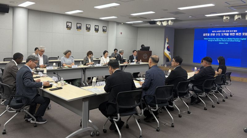 제주도와 유네스코, 국가유산청, 관광·유산 분야 전문가들이 3일 ‘글로벌 관광 수도 도약을 위한 비전 포럼’에서 제주 자연·문화유산의 활용과 세계유산 보전·관광의 균형 방안을 논의하고 있다. /사진=제주특별자치도 제공