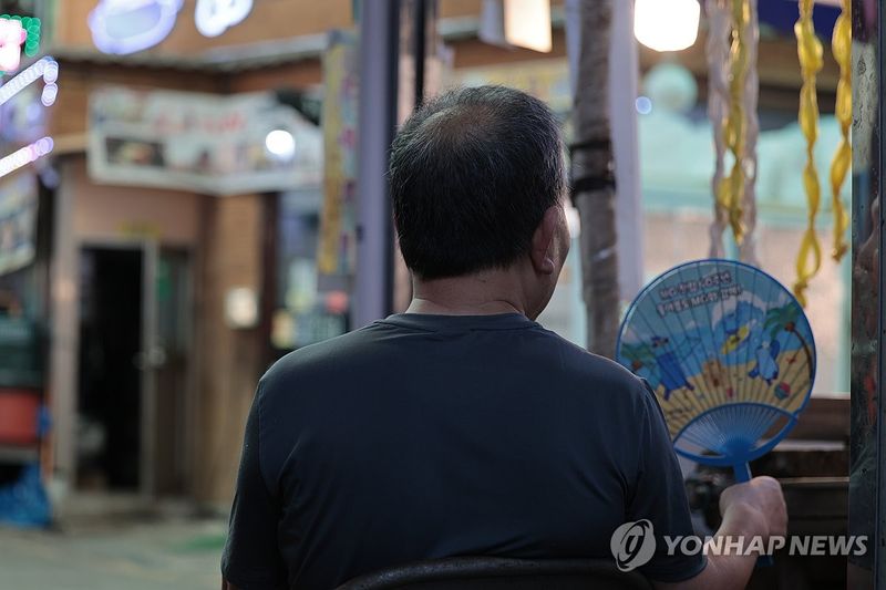 부채만으로는 버거운 더위 (출처=연합뉴스)