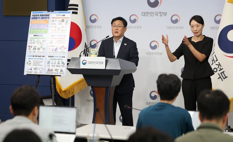 김성환 기후에너지환경부 장관이 3일 서울 종로구 정부서울청사에서 기후부 업무보고 사전 브리핑을 하고 있다. 뉴시스